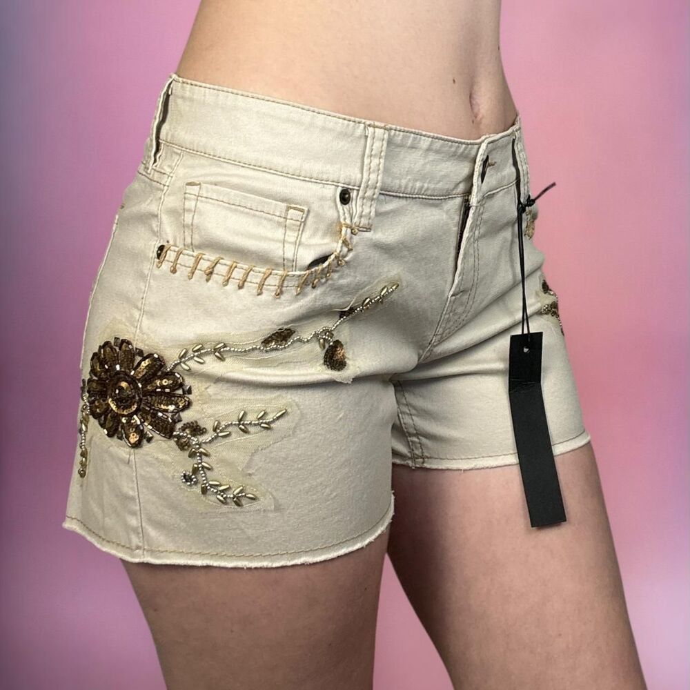 Embroidered, beaded and embellished floral beige shorts with brown details🎀